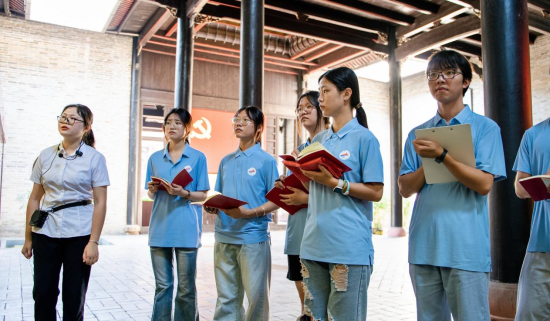 图为实践团成员在遂川县工农兵政府旧址参观。刘成伟 摄